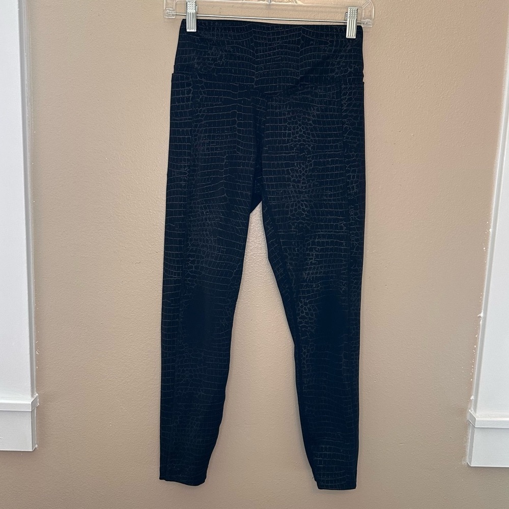 PINK Victoria's Secret Black Snake Textured Leggings Size Small